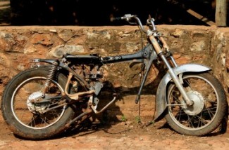 Altes vergessenes Motorrad
