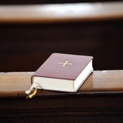 Bibel auf einer Kirchenbank