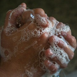 Hände waschen und beten