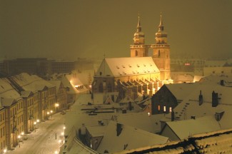 Stadtkirche Bayreuth in der Winternacht